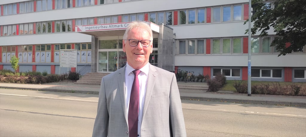 Der Stendaler Frank Kotlorz feiert sein 50-jähriges Dienstjubiläum und den Ruhestand bei der Ingenieurbau Altmark GmbH, dem ehemaligen Bau- und Montagekombinat Magdeburg (Kombinatsbetrieb Industriebau Altmark), vor deren Firmensitz er steht
