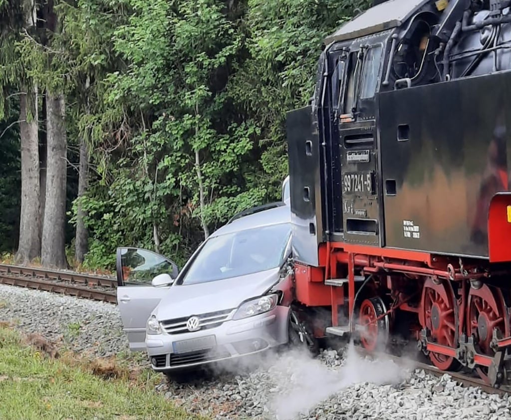 Ein Auto kollidierte im Harz mit einer Dampflok.