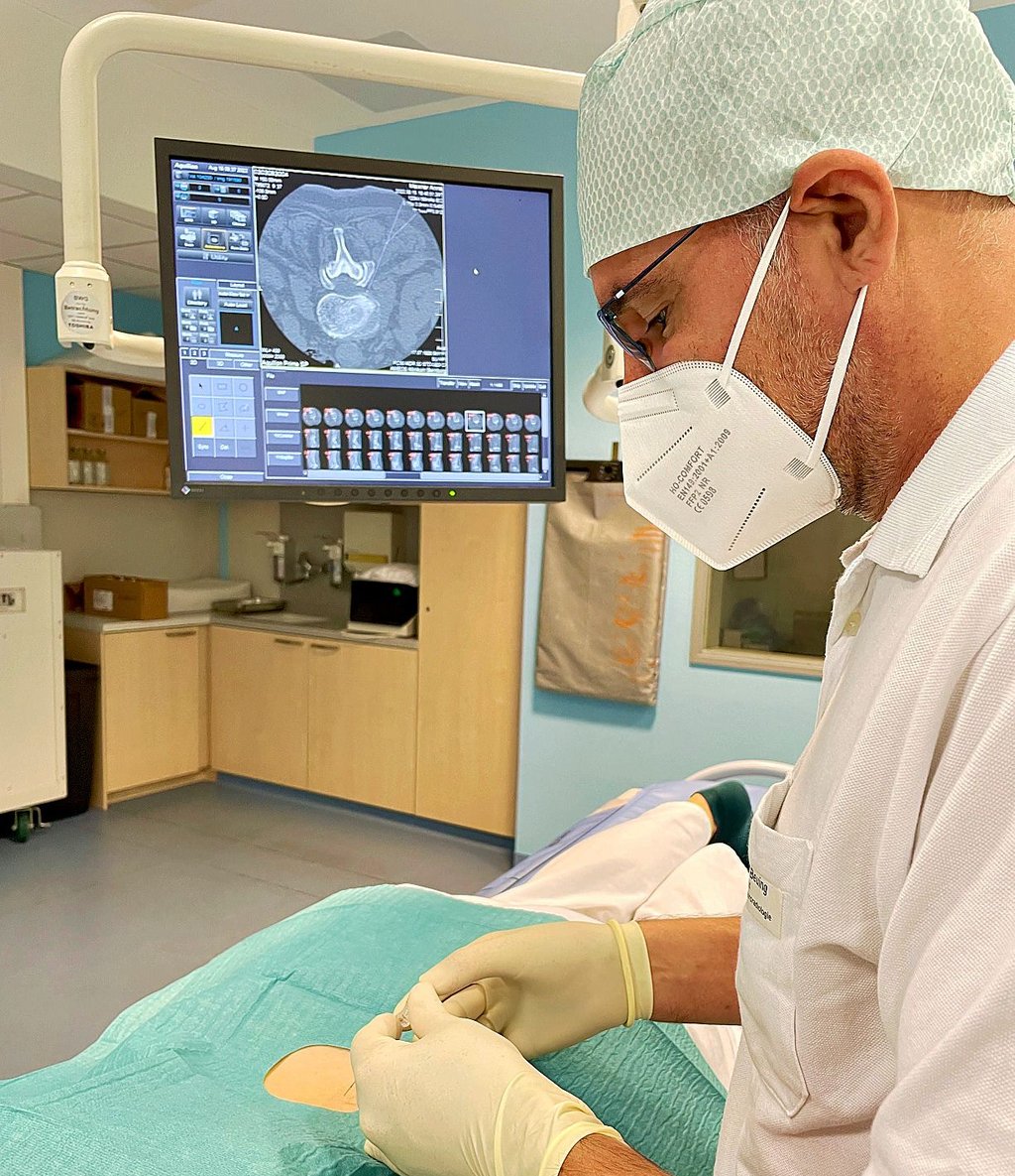 Chefarzt Oliver Beuing hat die CT-gestützte Schmerzbehandlung im Ameos-Klinikum Bernburg eingeführt.