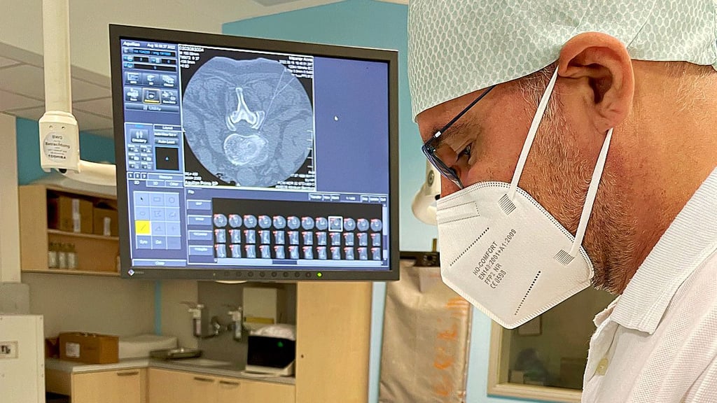 Chefarzt Oliver Beuing hat die CT-gestützte Schmerzbehandlung im Ameos-Klinikum Bernburg eingeführt.