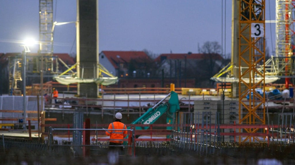 An der Neuen Strombrücke in Magdeburg wird im September auch an den Wochenenden gearbeitet. Es kann zu Ruhestörungen kommen. Symbolbild: