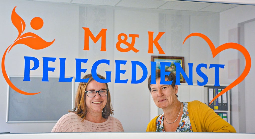 Im eigenen Pflegedienst in Seehausen: Katrin Theis (links) und Mandy Duske haben sich im Krankenhaus Perleberg kennengelernt.