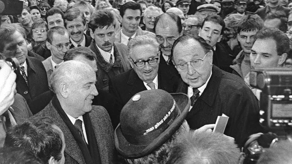 1993 besuchte Michail Gorbatschow Halle, Drehorgelrolf (von hinten im Bild) überreicht ein Ei.