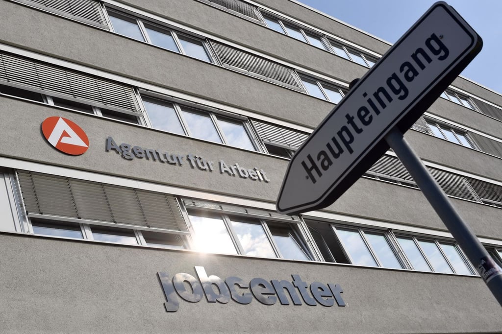 Ein Schild zeigt auf das Gebäude der Agentur für Arbeit - Jobcenter. Die Arbeitslosigkeit in Sachsen-Anhalt ist im August gestiegen.