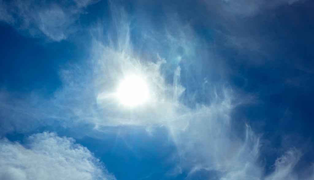 Die Sonne scheint durch leichte Zirrus-Wolken hindurch.