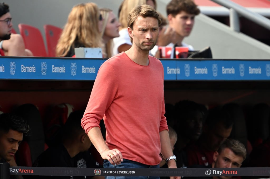 Der Sportchef von Bayer 04 Leverkusen, Simon Rolfes, steht während eines Spiels in der Coaching Zone.