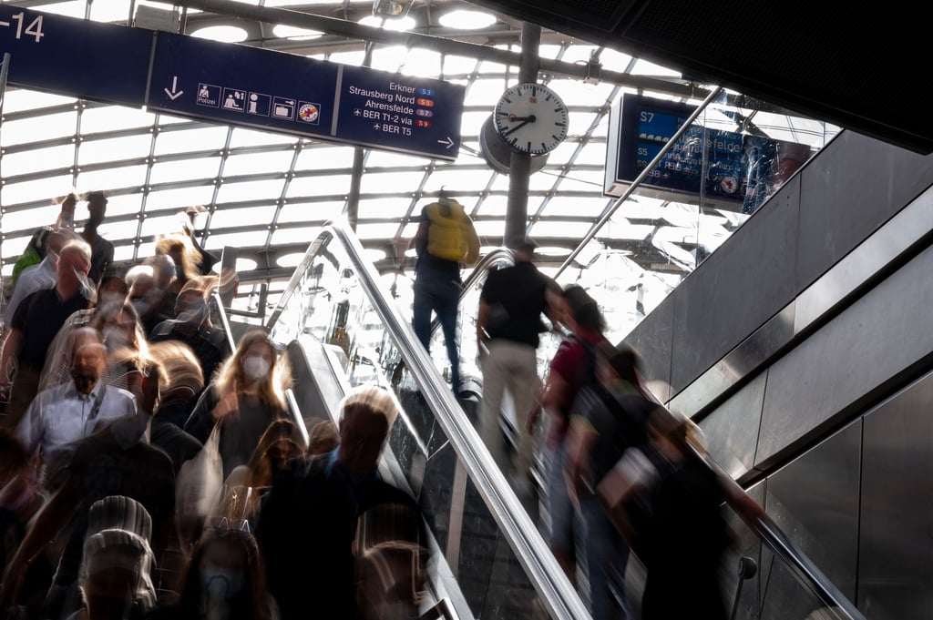 Reisende am Morgen im Hauptbahnhof.