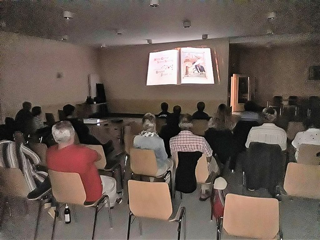 Die Schopsdorfer im Gebäude der Alten Schule sehen sich den Film "Catweazle" an.