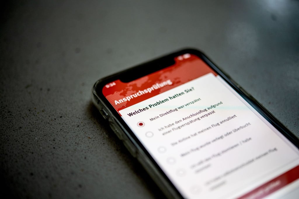 Ansprüche gegen die Airline lassen sich auch auf digitalem Weg einfordern. Apps können dabei helfen, zum Beispiel die Anwendung „Flugärger“ von der Verbraucherzentrale NRW.