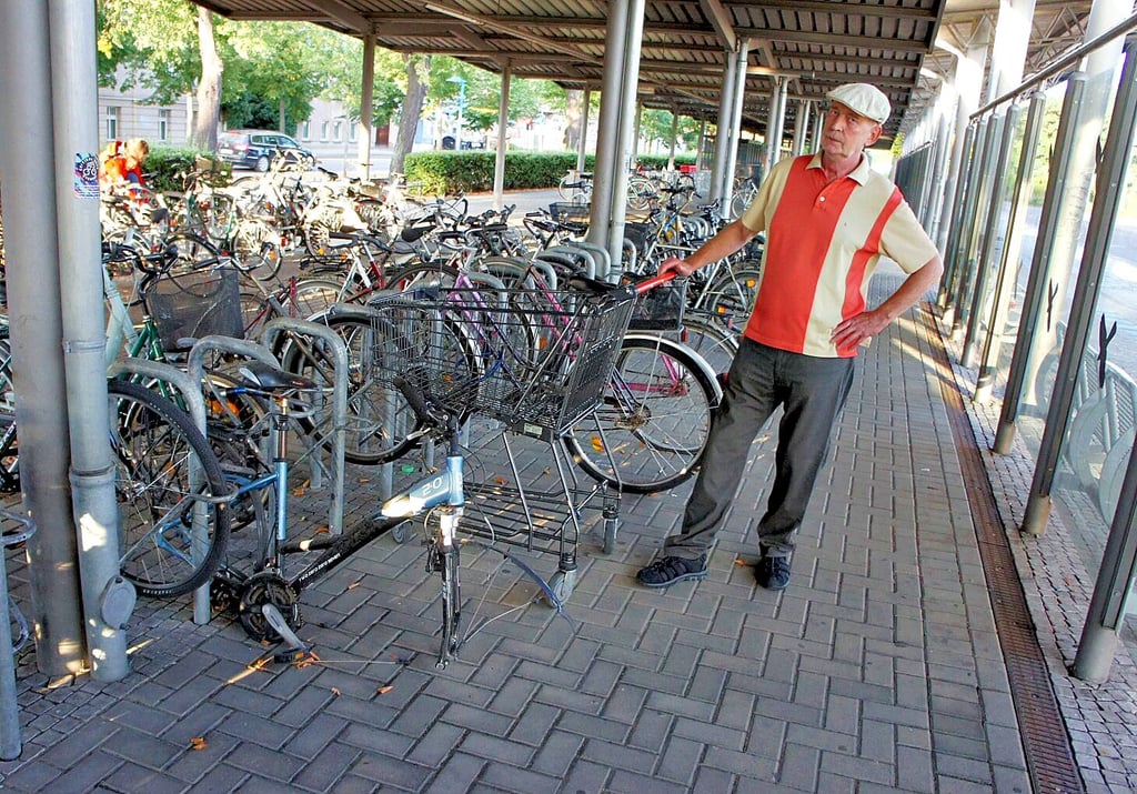 Udo Schellin ärgert sich seit langem über die Fahrradwracks am Hauptbahnhof in Stendal.