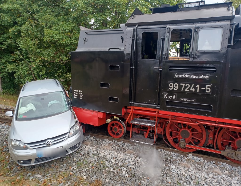 Ein Zug der Harzquerbahn ist nahe dem Bahnhof in Elend mit einem Auto zusammengestoßen.