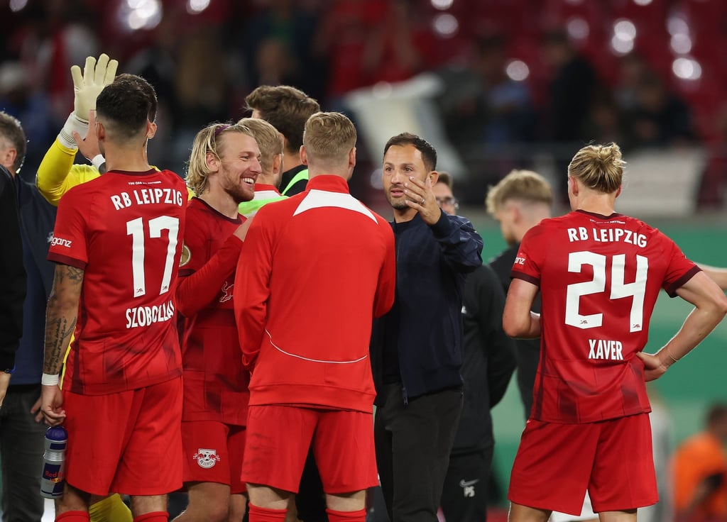 Die Leipziger stehen nach dem Spiel auf dem Platz.