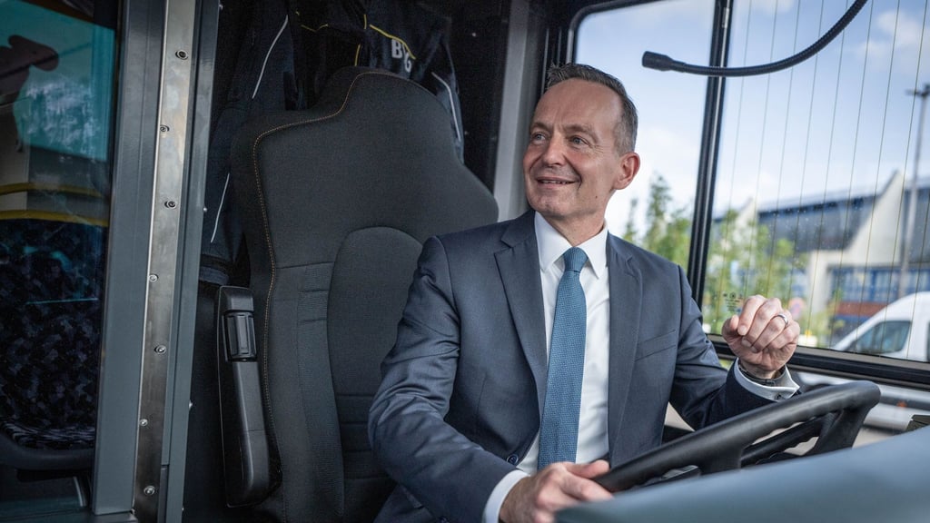 Verkehrsminister Volker Wissing will jetzt doch einen Nachfolger für das 9-Euro-Ticket: „Die Bürgerinnen und Bürger erwarten, dass Politik Lösungen präsentiert und nicht Verantwortungen verschiebt“.