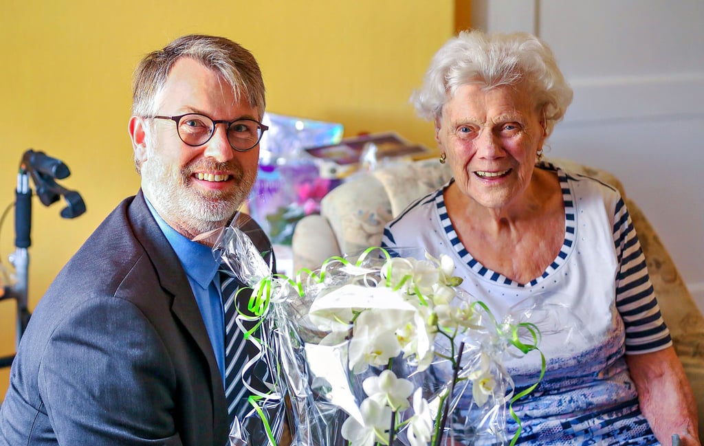 Bürgermeister Steffen Schmitz gratuliert Agnes Letsch aus Braunsbedra zum 100. Geburtstag.