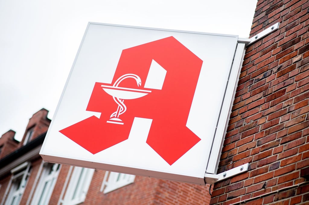 Das Schild für öffentliche Apotheken hängt an einer Hauswand in der Innenstadt von Emden.