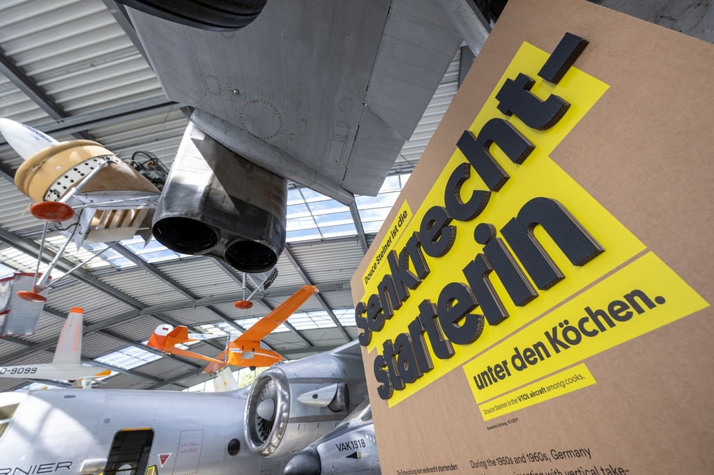 Ein Senkrechtstarter-Flugzeug ist in der Ausstellung zu sehen.