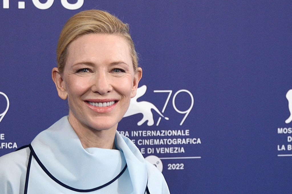 Die Schauspielerin Cate Blanchett lächelt in Venedig in die Kameras.