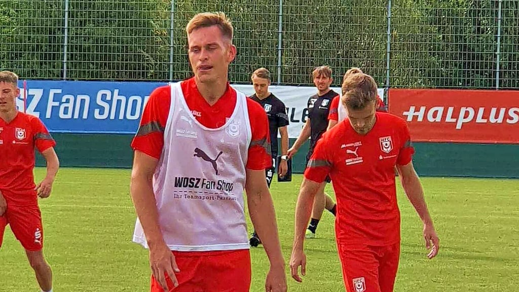 Zugang Aljaz Casar (l.) beim Training des Halleschen FC am Donnerstag.