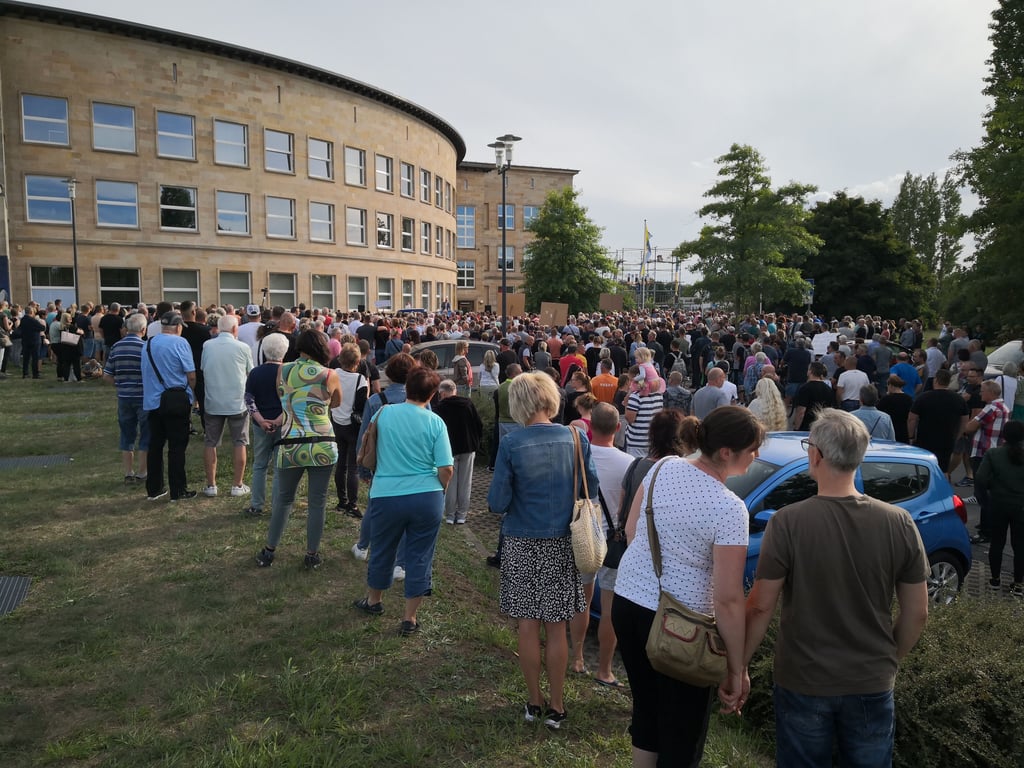 Am Mittwoch fand eine Demonstration vor dem Rathaus in Wolfen statt. Die rund 800 Bürger demonstrierten gegen die Folgen der Energiekrise.