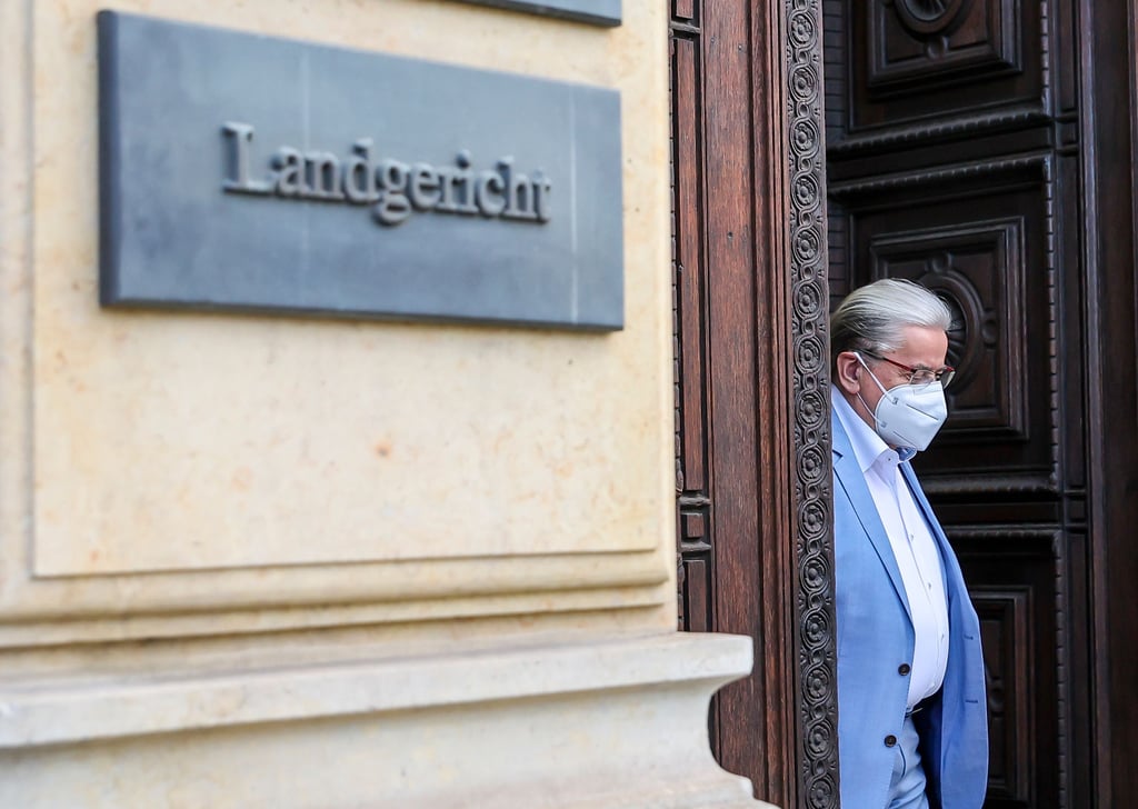 Der des Betrugs angeklagte ehemalige MDR-Unterhaltungschef Udo Foht verlässt nach dem ersten Prozesstag am Donnerstag das Landgericht in Leipzig.