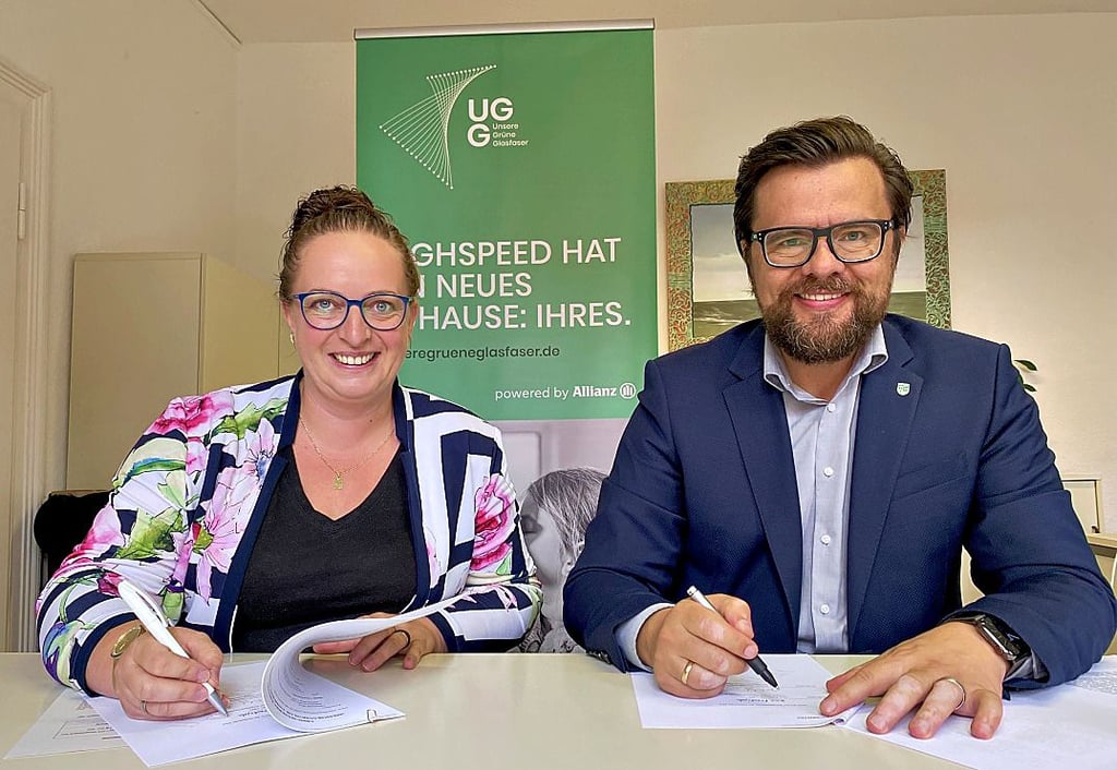 Bürgermeister Maik Berger und Sandra Uber von der Grünen Glasfaser unterschreiben den Kooperationsvertrag.