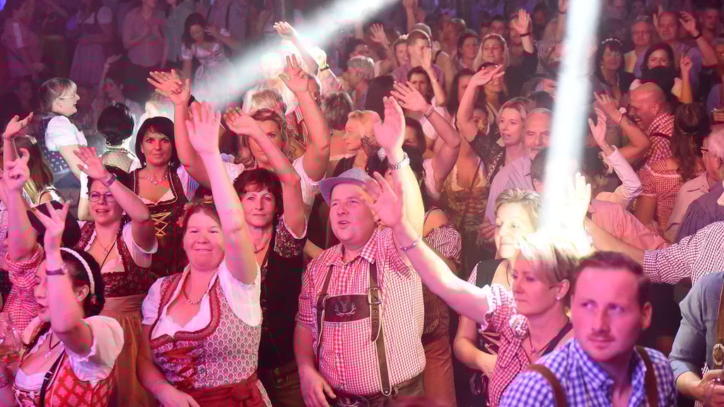 Endlich wieder ausgelassen feiern, wie auf dem Bild beim Oktoberfest in der Alten Hobelei in Aschersleben.