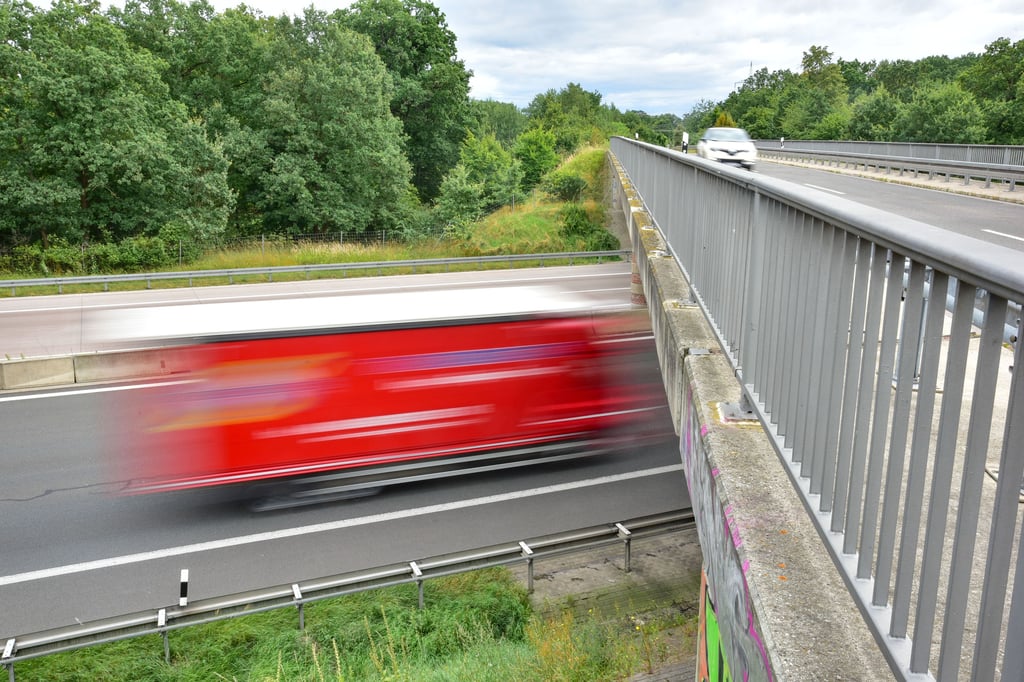 Ein Blick auf die A9 bei Dessau. Ein stark betrunkener Autofahrer ist mit seinem Opel am Mittwochmorgen auf einen leeren Bus aufgefahren.