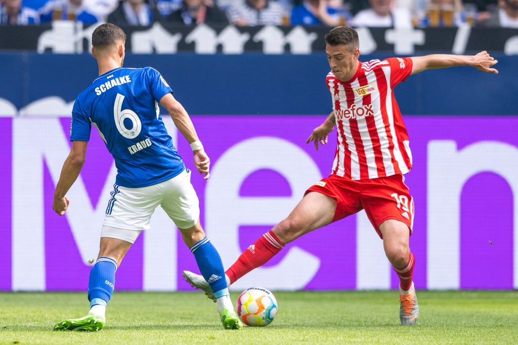 Schalkes Tom Krauß (l) und Berlins Janik Haberer kämpfen um den Ball.