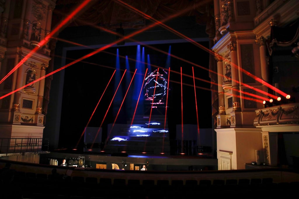 „Chasing Waterfalls“: Die Semperoper wird zur Bühne für ein Werk, bei dem Künstliche Intelligenz eine große Rolle spielt und eine Szene sogar in „eigener Regie“ gestaltet.