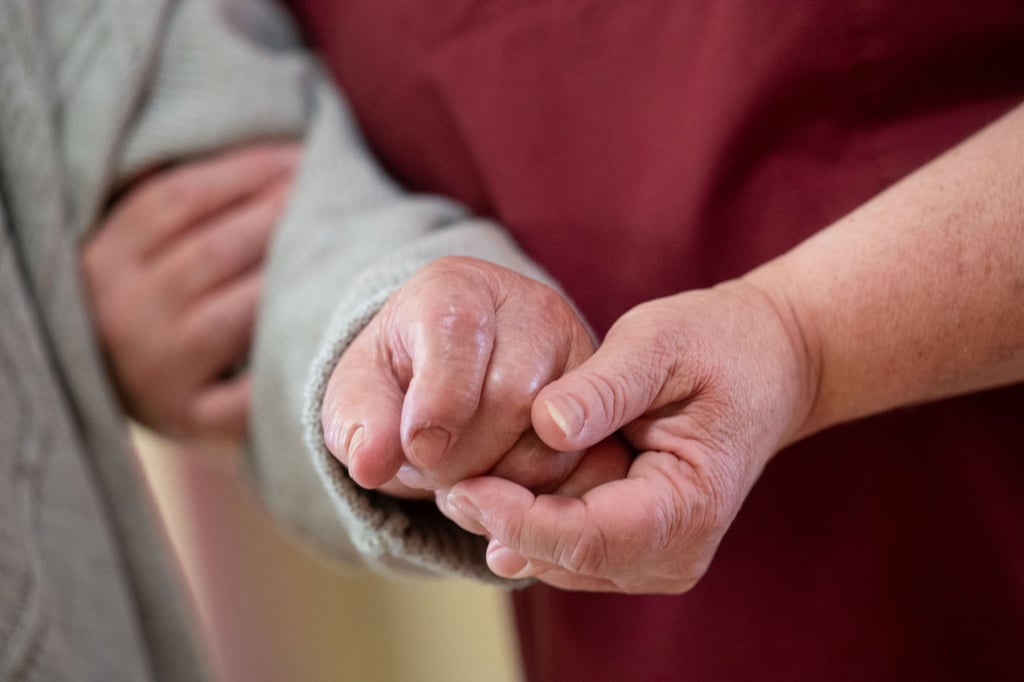 Pflegeeinrichtungen und Pflegedienste müssen von diesem Donnerstag an nach Tarifverträgen oder ähnlich zahlen, um weiterhin mit den Pflegekassen abrechnen zu können.