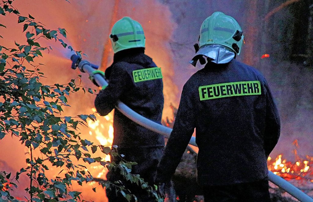 Feuerwehrleute löschen einen Waldbrand. Die Dürre bringt zwei Probleme mit sich. Es brennt schneller und Löschwasser wird rar.