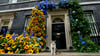 Kater Larry, „Oberster Mäusejäger des britischen Kabinetts“, steht vor seinem Domizil in der Downing Street.