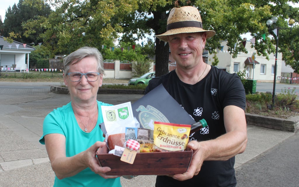 Marlena Schmidt und Imker Mario Schielke präsentieren die "Dahlenwarsleber Festkiste", die während des Festwochenendes zum 900. Dorfgeburtstag zu bekommen ist.