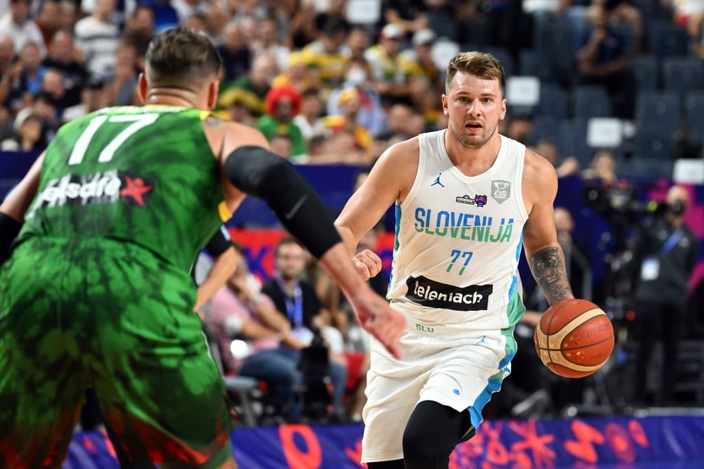Sloweniens Luka Doncic (r) im Spiel gegen Litauen in Aktion.