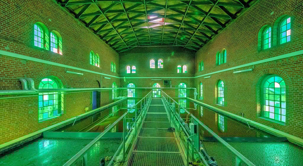 Die grünen Fenster hemmen das Algenwachstum. Hier, in der ersten Aufbereitsungsstufe wird Eisen aus dem Frischwasser gefiltert.