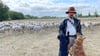 Wanderschäfer Andreas Karwath mit seinen Schafen und Hunden auf den ausgedörrten Flächen im Nordosten von Magdeburg. Wegen der Dürre geht den Tieren allmählich das Futter aus. Karwath sucht händeringend Weideflächen. 
