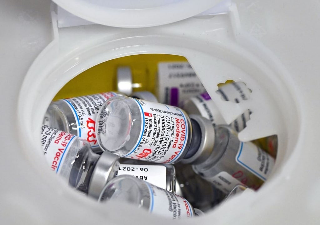 Viele tausend Impfdosen, die in Sachsen-Anhalt die Menschen vor den Folgen des Corona-Virus schützen sollten, müssen und mussten bislang im Müll entsorgt werden. Auch im September werden die Impfmittel vernichtet, sollten sie keine Abnehmer finden. Symbolbild: