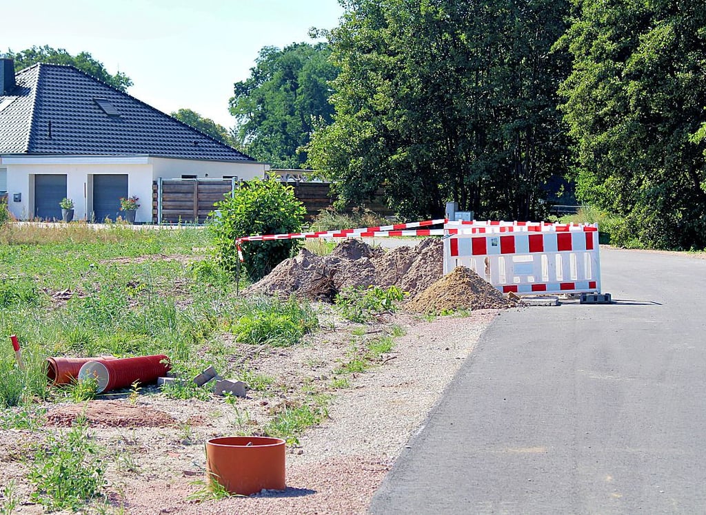 In Jütrichau hat die Straße im neuen Wohngebiet eine Asphaltschicht bekommen.
