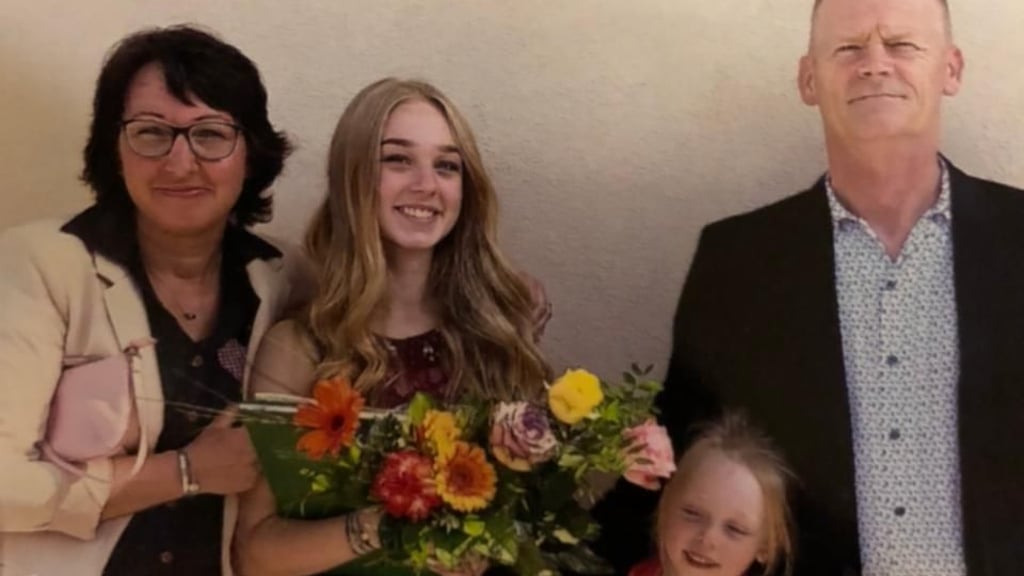 Das Foto zeigt die Schwestern Vada (16) und Mayra (8) mit ihren Eltern, die kurz hintereinander gestorben sind.