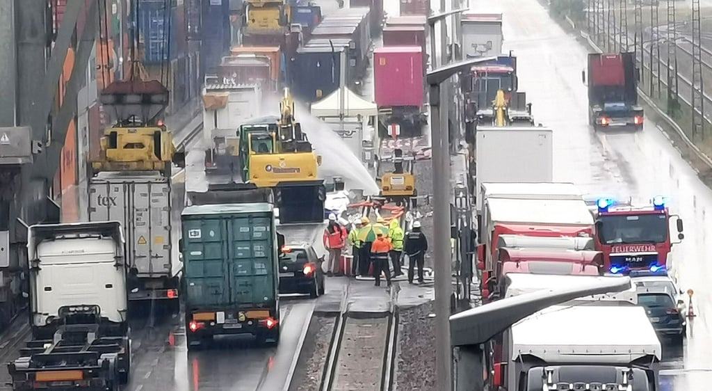 Der beschädigte Container im Mannheimer Hafen.