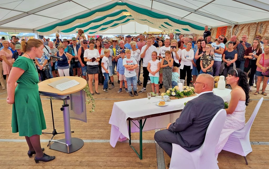 Zu den Höhepunkten im Festzelt auf dem Havelberger Pferdemarkt gehörte am Donnerstagnachmittag die Freie Hochzeit von Katharina und Dirk aus Güstrow, die sich 2020 standesamtlich – ebenfalls in Havelberg – das Jawort gegeben hatten. Als Traurednerin agierte Claudia Hengstmann (links).