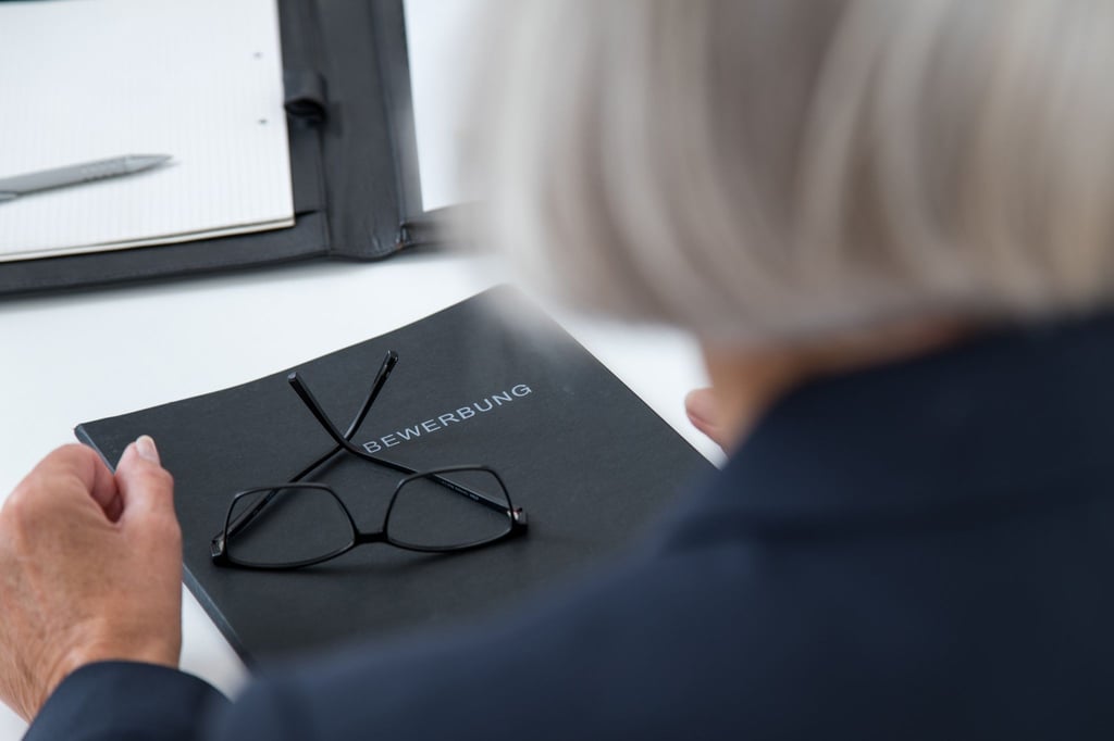 Authentisch bleiben und Lernbereitschaft signalisieren: Auch ältere Bewerberinnen und Bewerber können am Arbeitsmarkt gute Chancen haben.