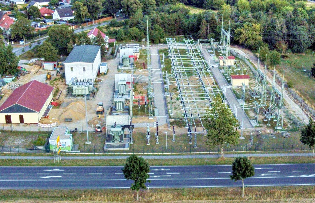 Blick auf das Umspannwerk in Osterburg, im Vordergrund die Bundesstraße 189.