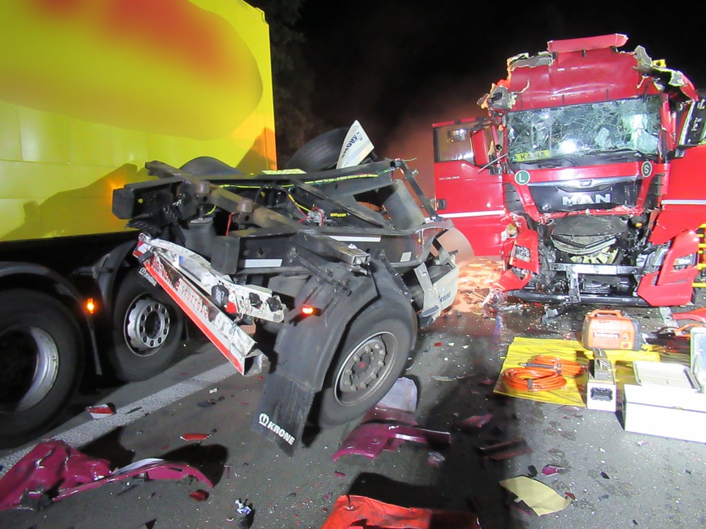 Die von der Feuerwehr Münster zur Verfügung gestellte Aufnahme zeigt einen Unfall mit drei Lastwagen auf der Autobahn 1 bei Münster.