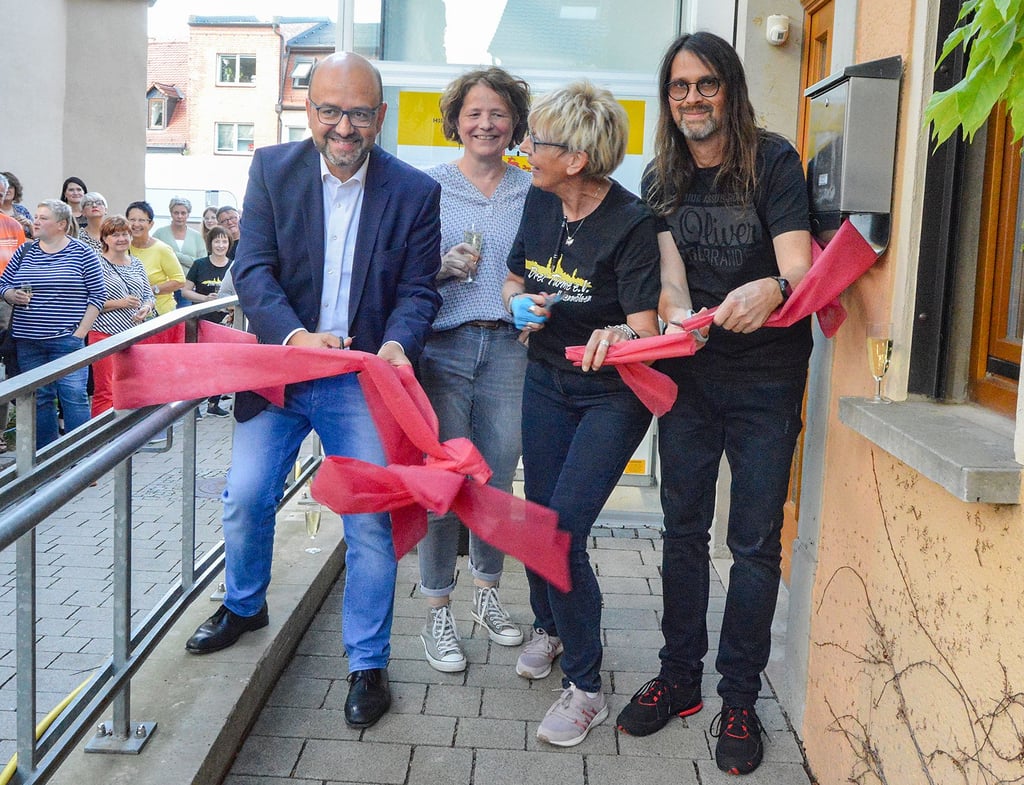 Freude pur bei der Ausstellungseröffnung: Bürgermeiser Andy Haugk (v.l.), Ulrike Kalteich (Kulturstiftung), Martina Weber (Drei-Türme-Verein) und Stadtrat Dirk Bunda schneiden das Band durch.