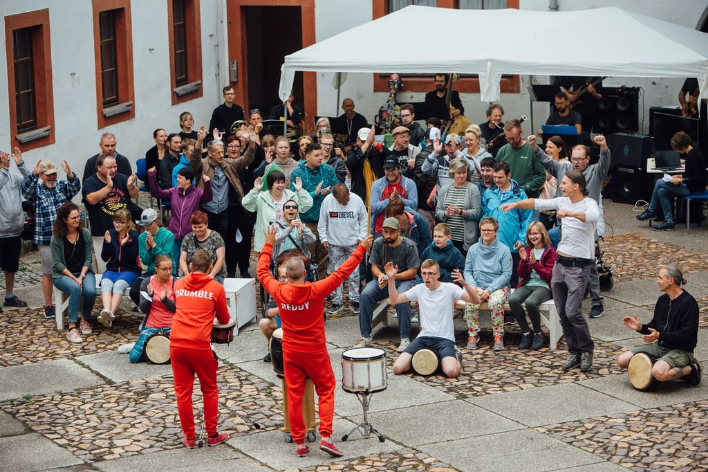 Gemeinsam mit Profimusikern wird für das Musiktheater zum Caritas-Jubiläum geprobt. Aufgeführt wird es auf der Seebühne im Magdeburger Elbauenpark.