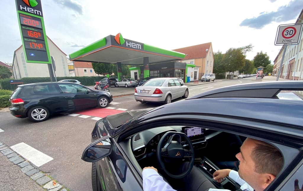 Viele Autofahrer nutzten am 31. August noch einmal die Gelegenheit, um den Tank voll zu machen. Denn zum 1. September sind die Vergünstigungen durch den Tankrabatt weggefallen. Wie es weitergeht, ist momentan ungewiss.