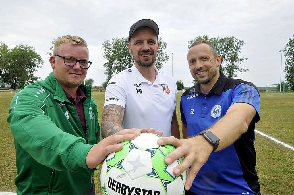 Horst Philipp (v.l.) vom Gleinaer SV, Ronny Benndorf (Baumersrodaer SV) und Stefan Lehwald (FC RSK Freyburg) sind die Verantwortlichen der neuen JSG, die jetzt in die Saison 2022/23 startet.