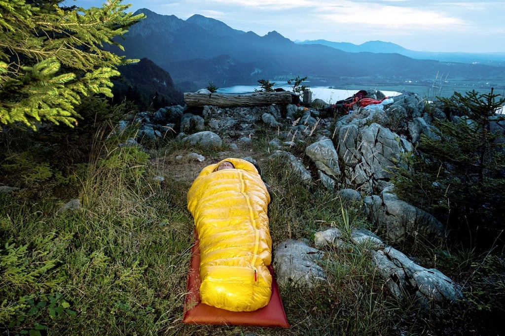 Plustert gut: Bei Bergtouren ist ein leichter und dennoch wärmender Schlafsack eine Menge wert.