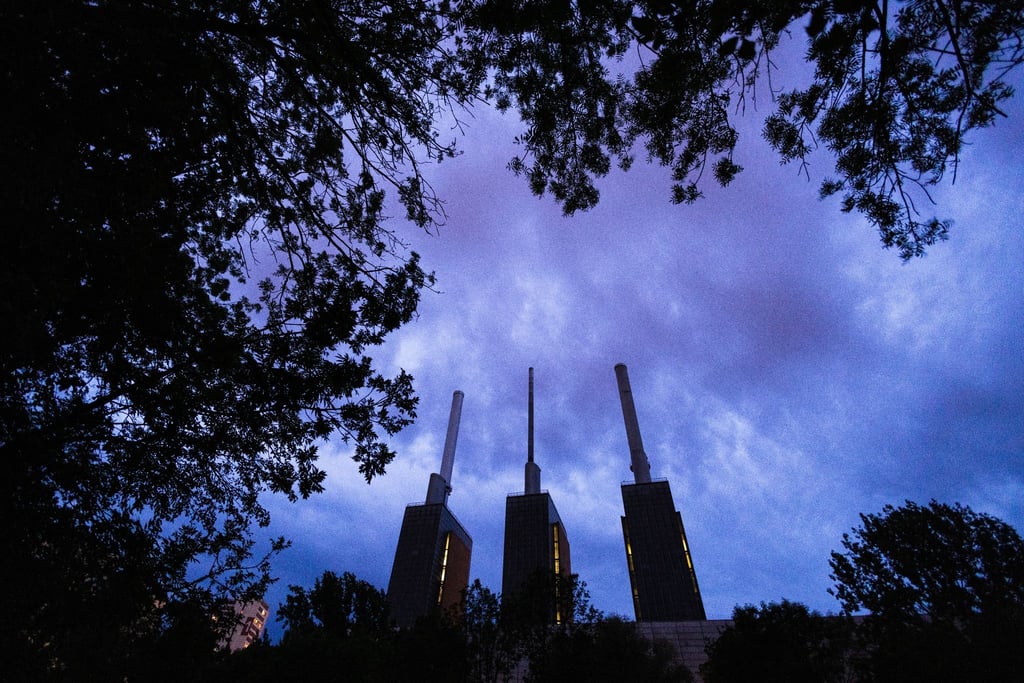 Das normalerweise bunt illuminierte Heizkraftwerk Linden.